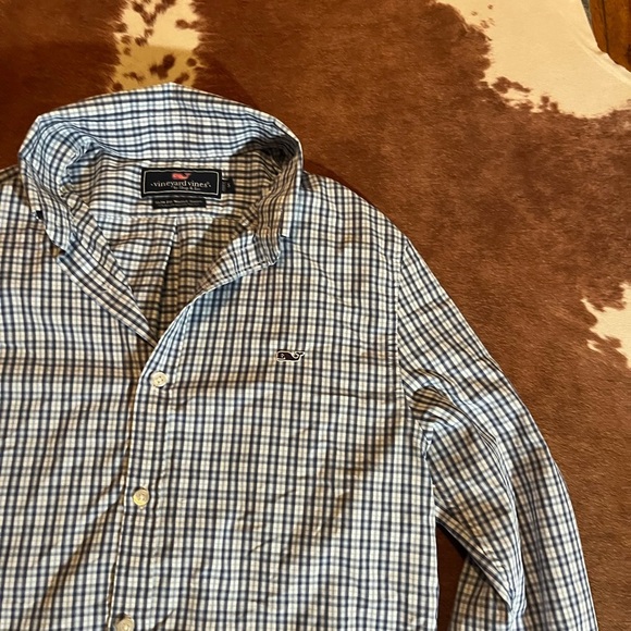 Vineyard Vines Mens slim fit whale shirt 
size small
No flaws! - Picture 2 of 4